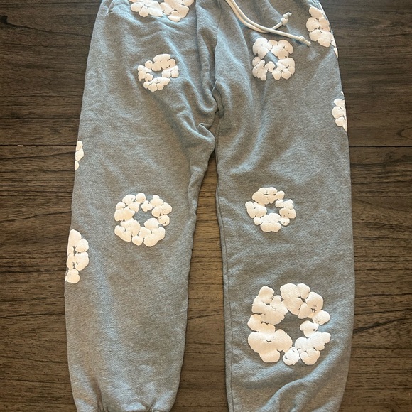 DENIM TEARS- Cotton Wreath Light Grey Sweatpants